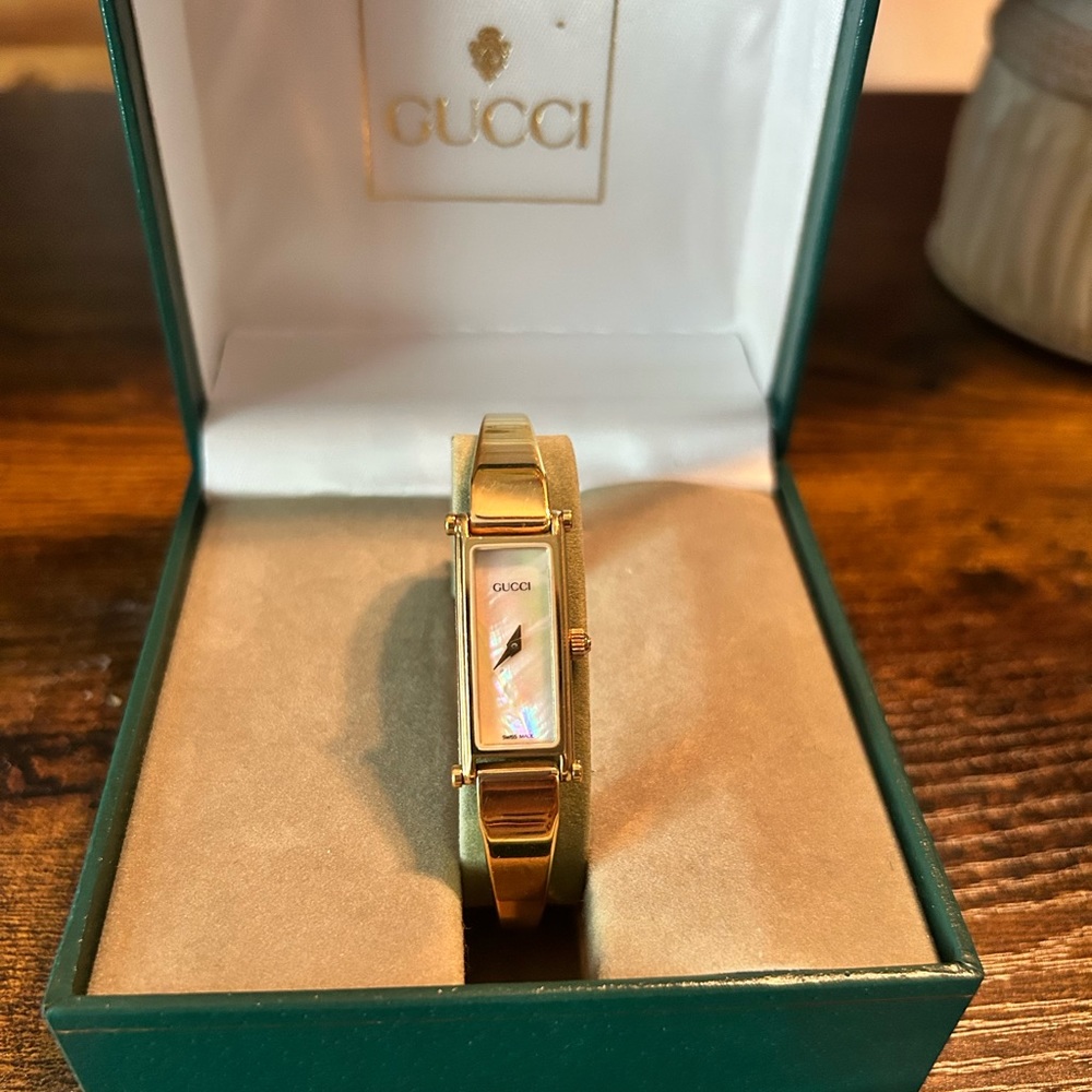 Gucci 1500 Timepiece Mother of Pearl Face Watch